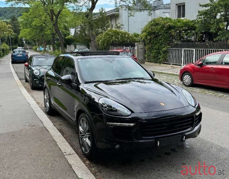 2017' Porsche Cayenne photo #2