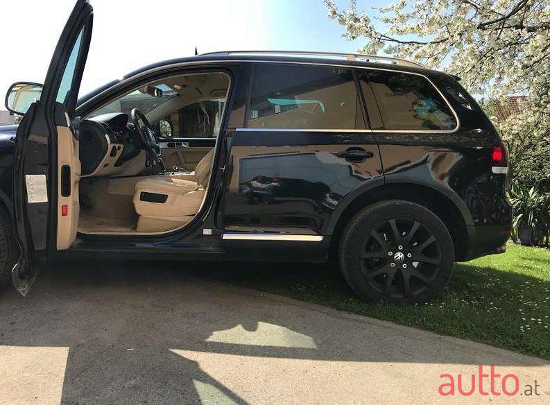 2009' Volkswagen Touareg photo #2