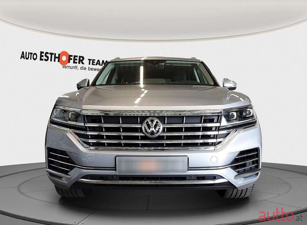 2018' Volkswagen Touareg photo #2