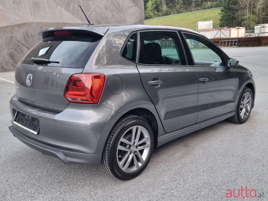 2017' Volkswagen Polo photo #2