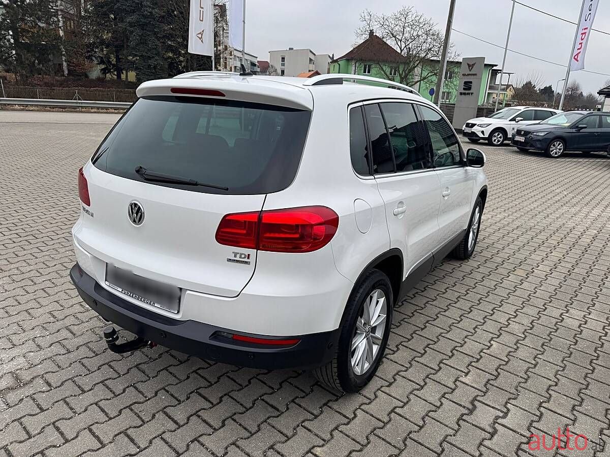 2011' Volkswagen Tiguan photo #2