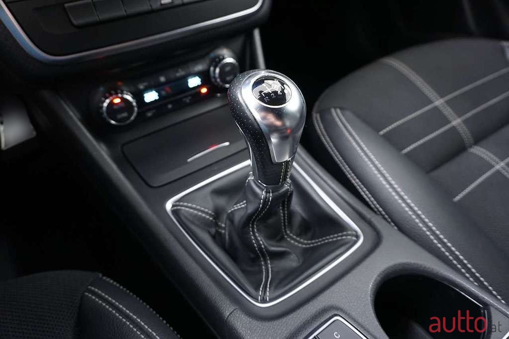 2013' Mercedes-Benz A-Klasse photo #6