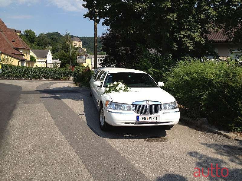 2002' Lincoln Town Car photo #3