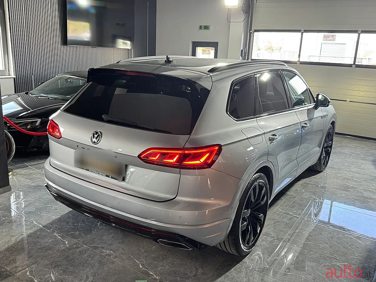 2019' Volkswagen Touareg photo #6