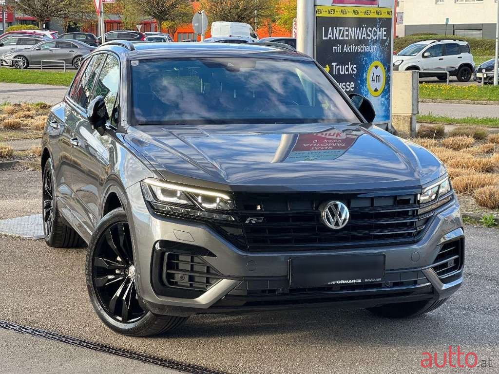 2019' Volkswagen Touareg photo #1