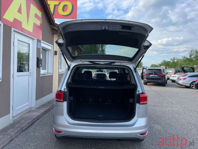 2019' Volkswagen Touran photo #6