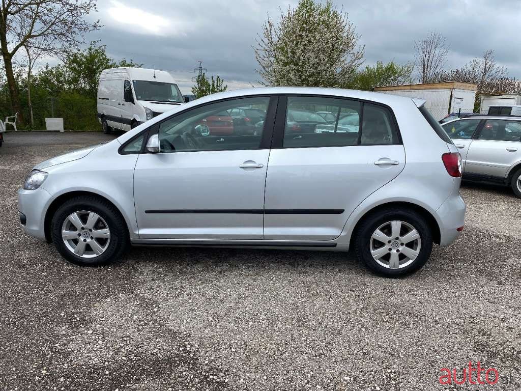 2009' Volkswagen Golf photo #4