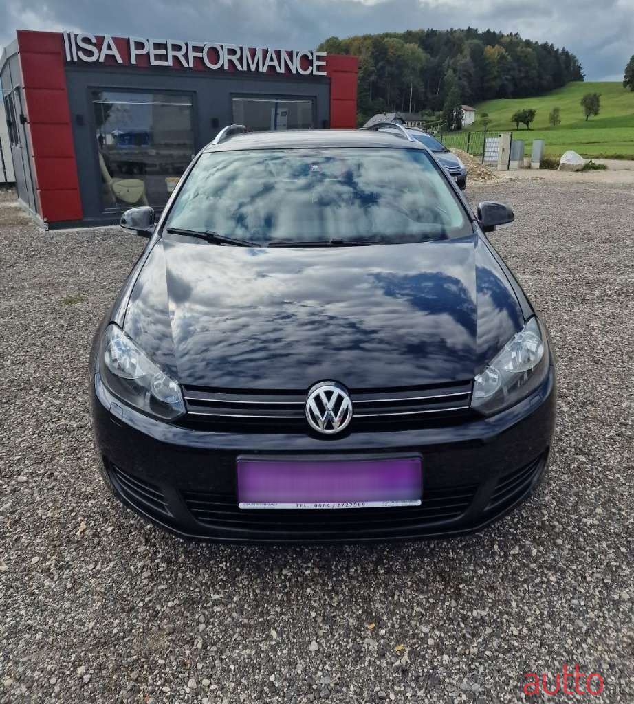 2009' Volkswagen Golf photo #2