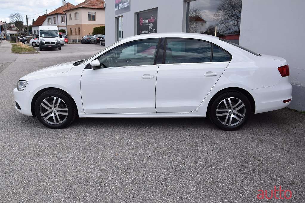 2012' Volkswagen Jetta photo #2