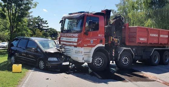Pkw krachte in Ebreichsdorf gegen Feuerwehrauto