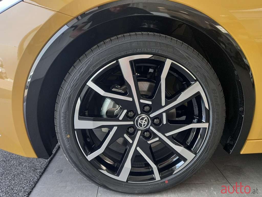 2023' Toyota Prius photo #3