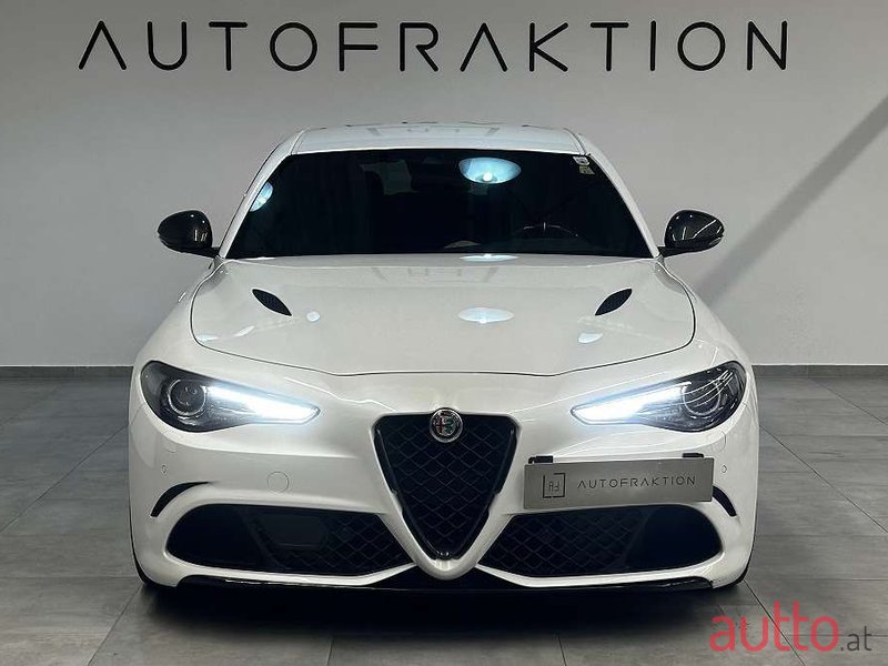 2017' Alfa Romeo Giulia photo #2