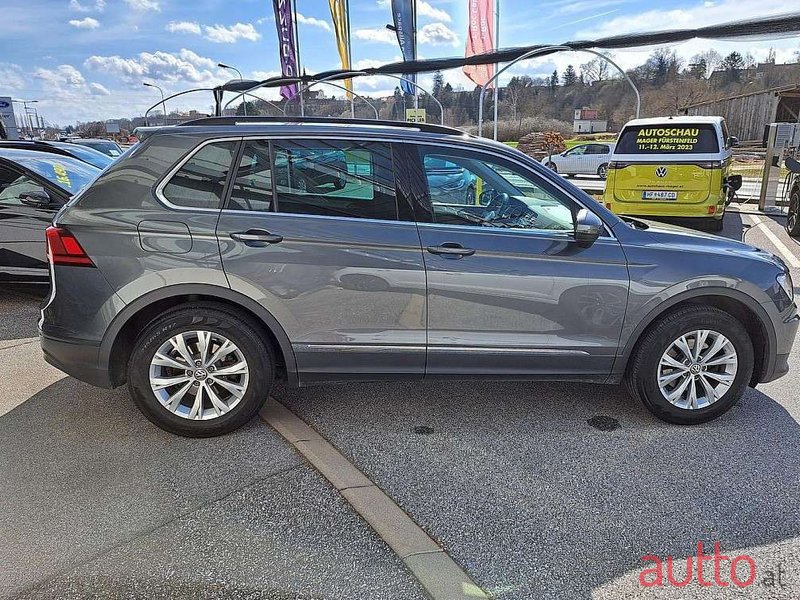 2017' Volkswagen Tiguan photo #4