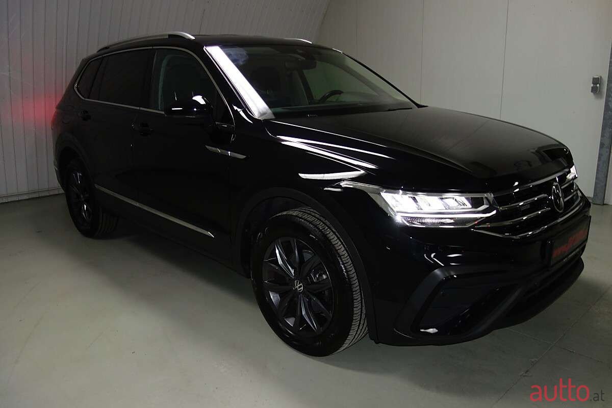 2022' Volkswagen Tiguan photo #4