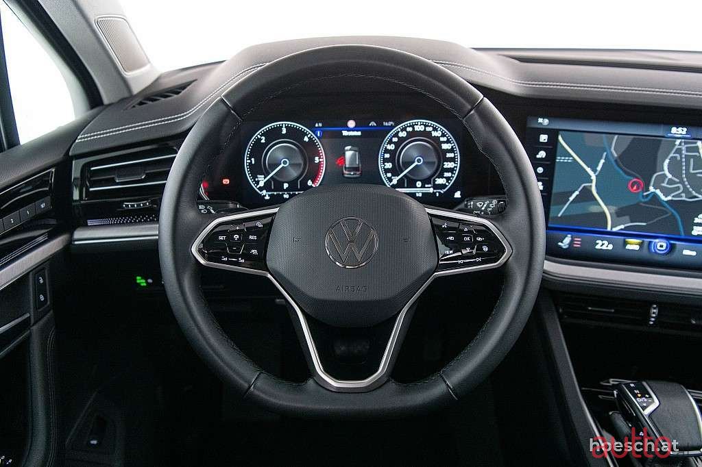 2023' Volkswagen Touareg photo #6