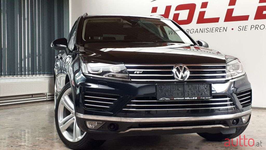 2015' Volkswagen Touareg photo #1
