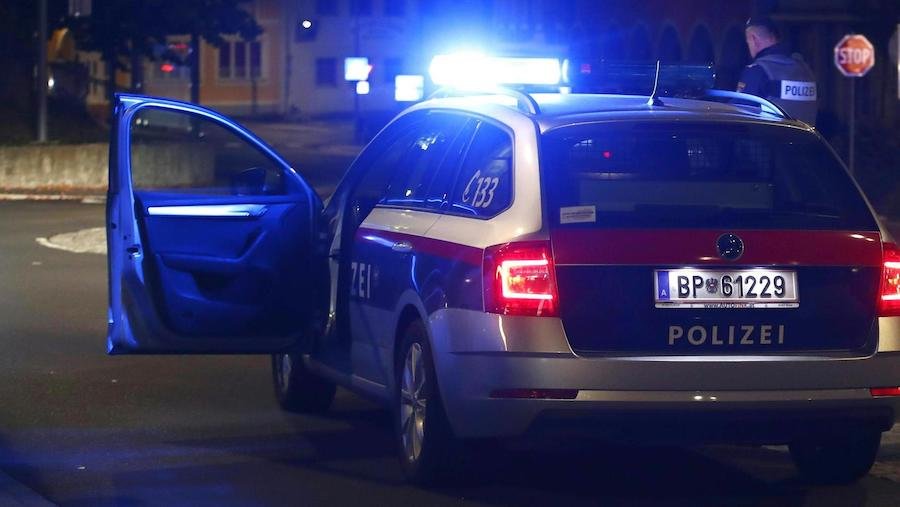 13 Insassen – Schlepper-Auto kracht in Polizei-Auto