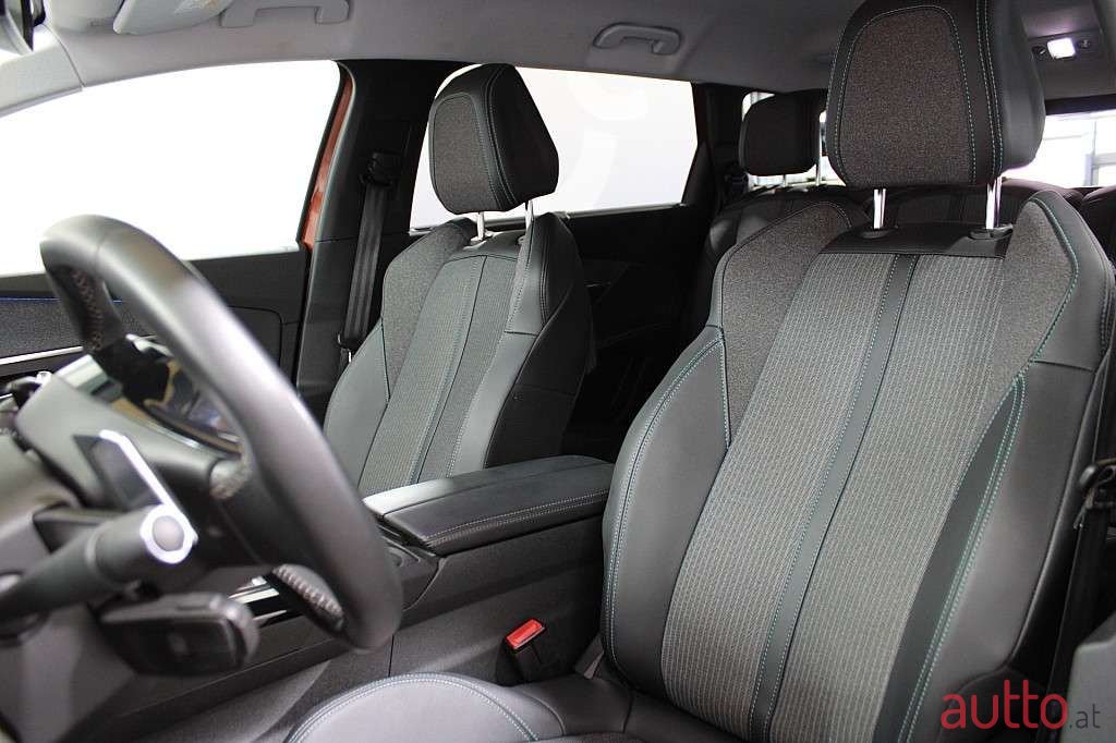2022' Peugeot 5008 photo #6
