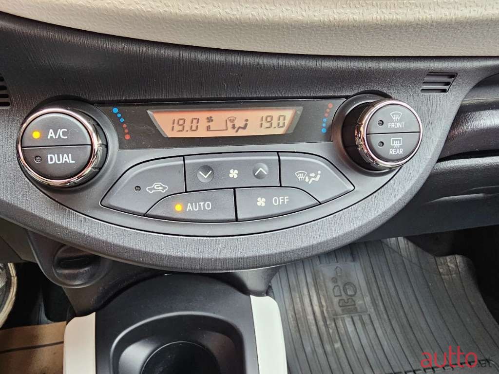 2013' Toyota Yaris photo #6