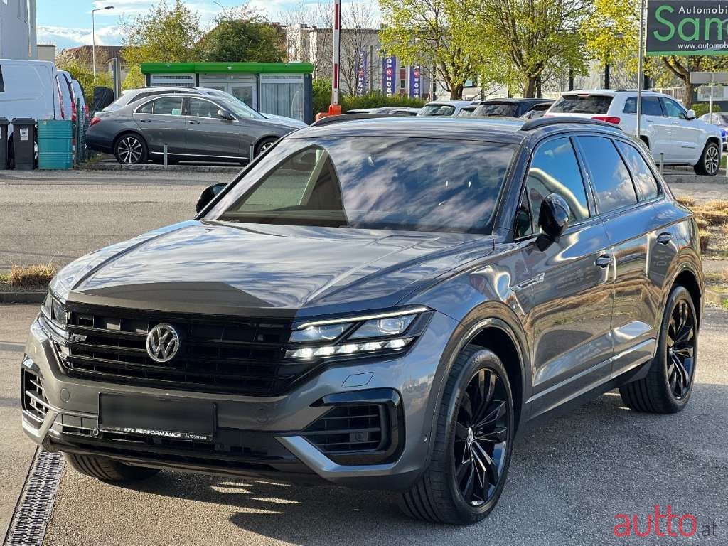 2019' Volkswagen Touareg photo #3
