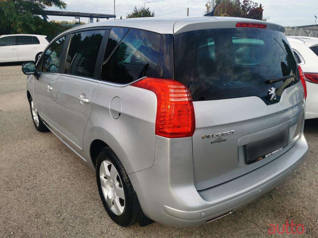 2011' Peugeot 5008 photo #6