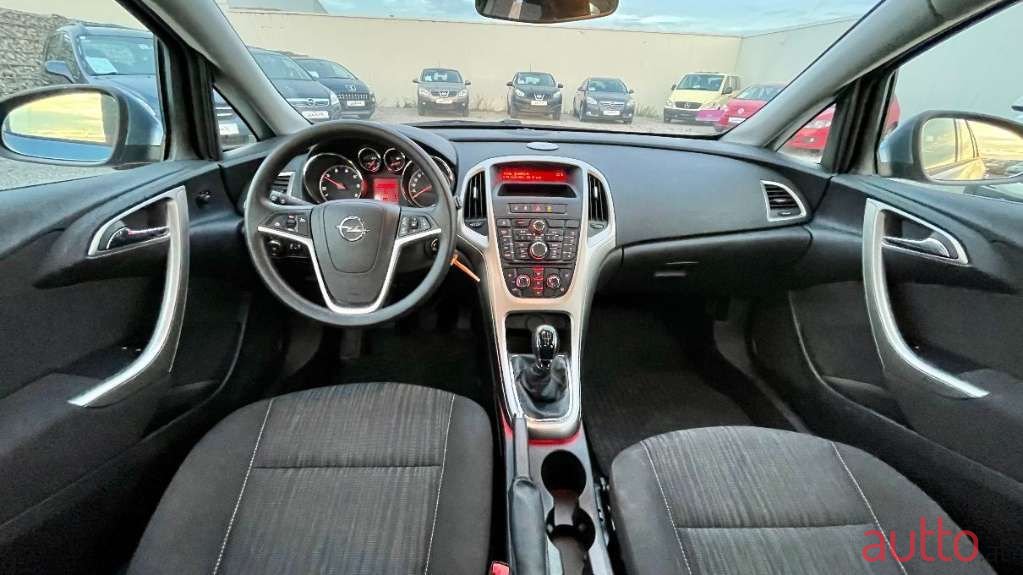 2011' Opel Astra photo #5