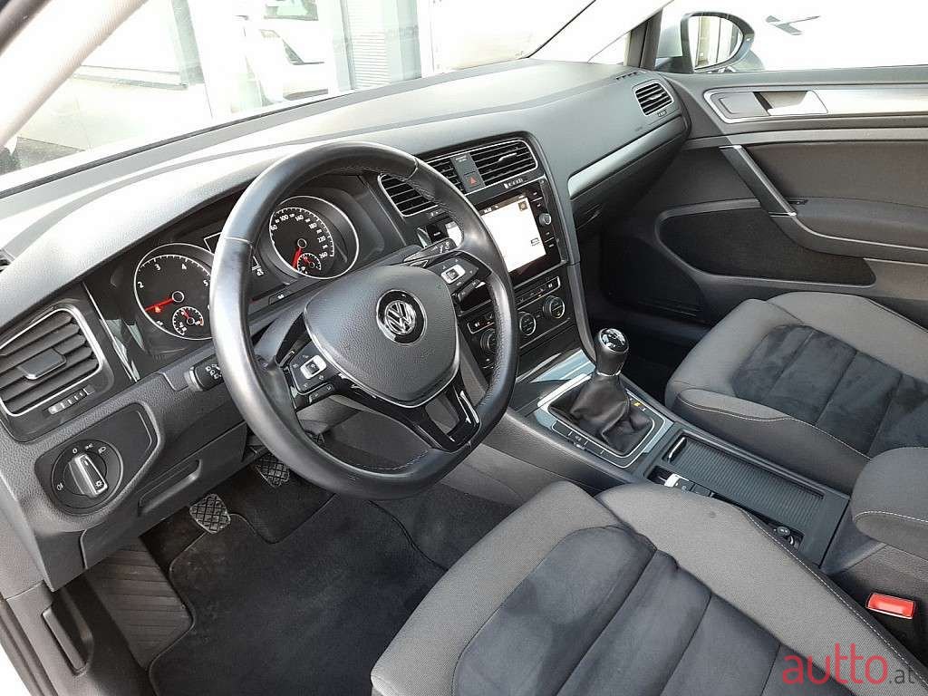 2019' Volkswagen Golf photo #3
