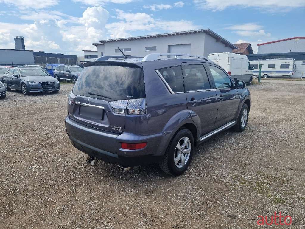 2010' Mitsubishi Outlander photo #3