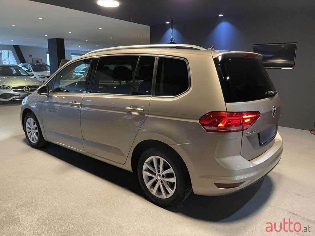 2017' Volkswagen Touran photo #2