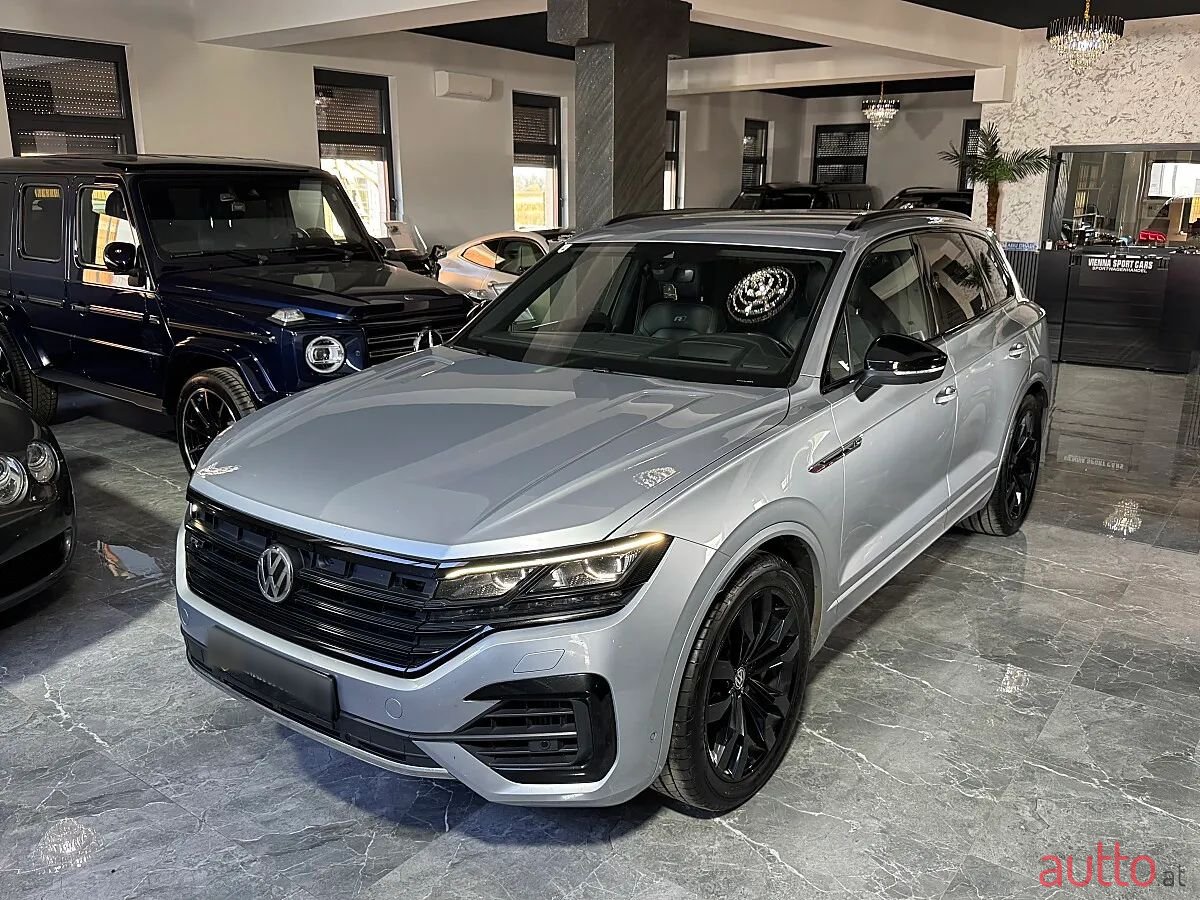 2019' Volkswagen Touareg photo #1
