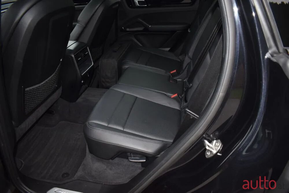 2021' Porsche Cayenne photo #4
