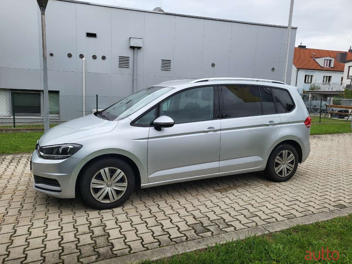 2017' Volkswagen Touran photo #2