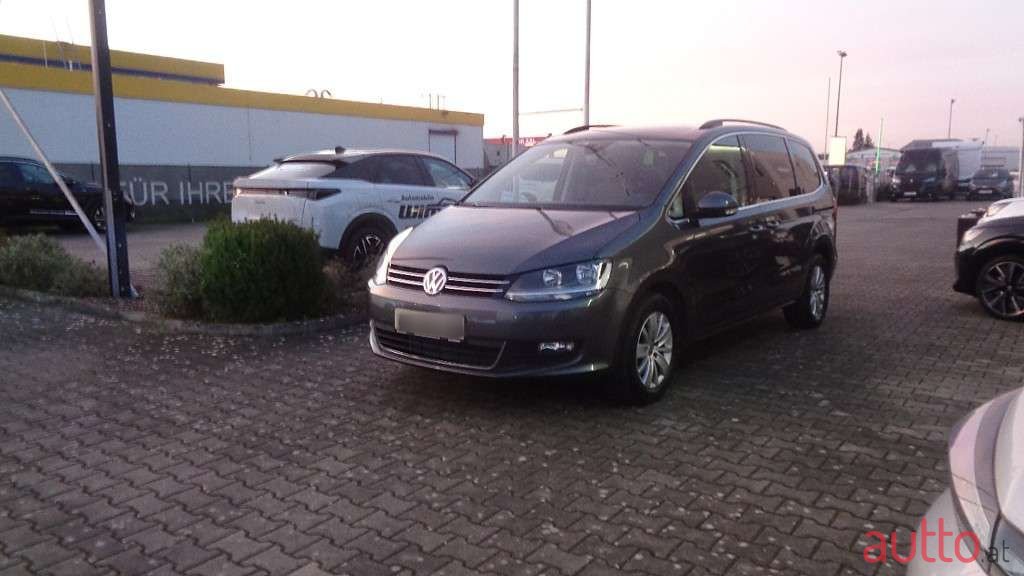 2019' Volkswagen Sharan photo #2