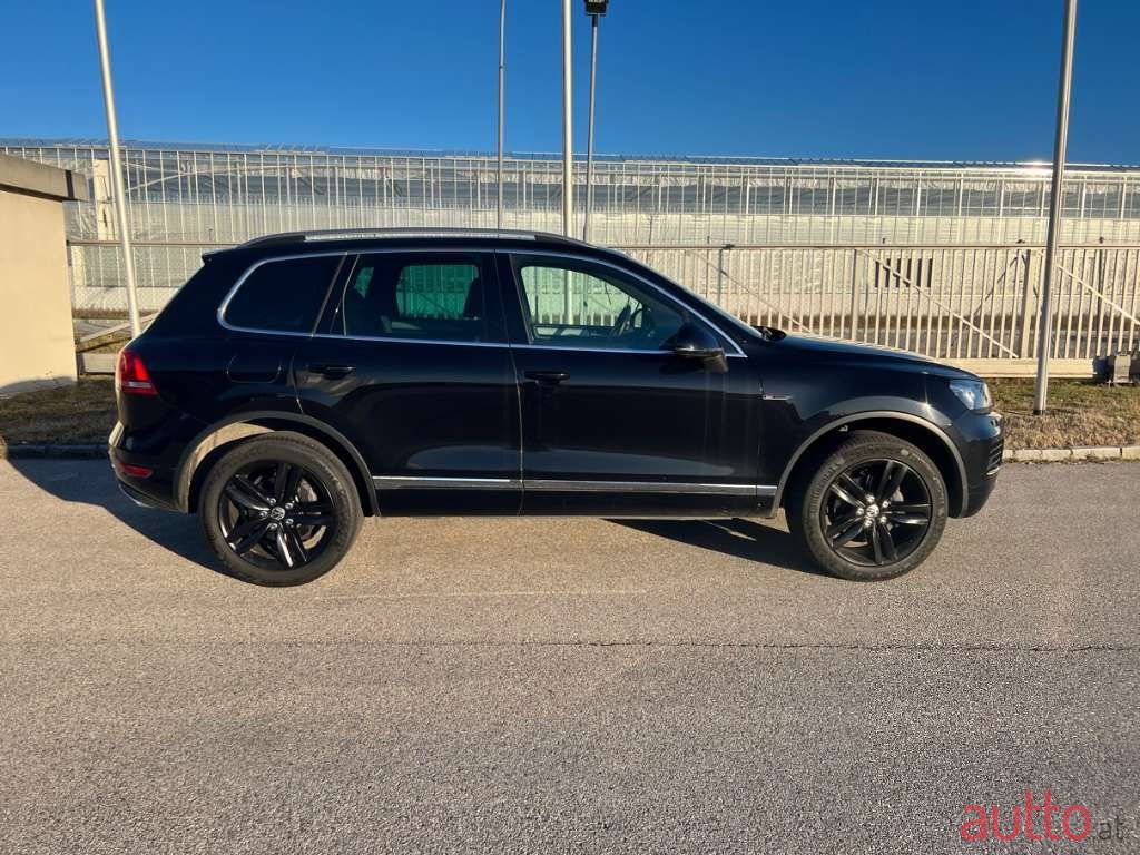 2011' Volkswagen Touareg photo #3