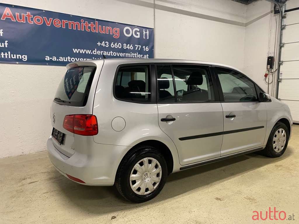 2011' Volkswagen Touran photo #2