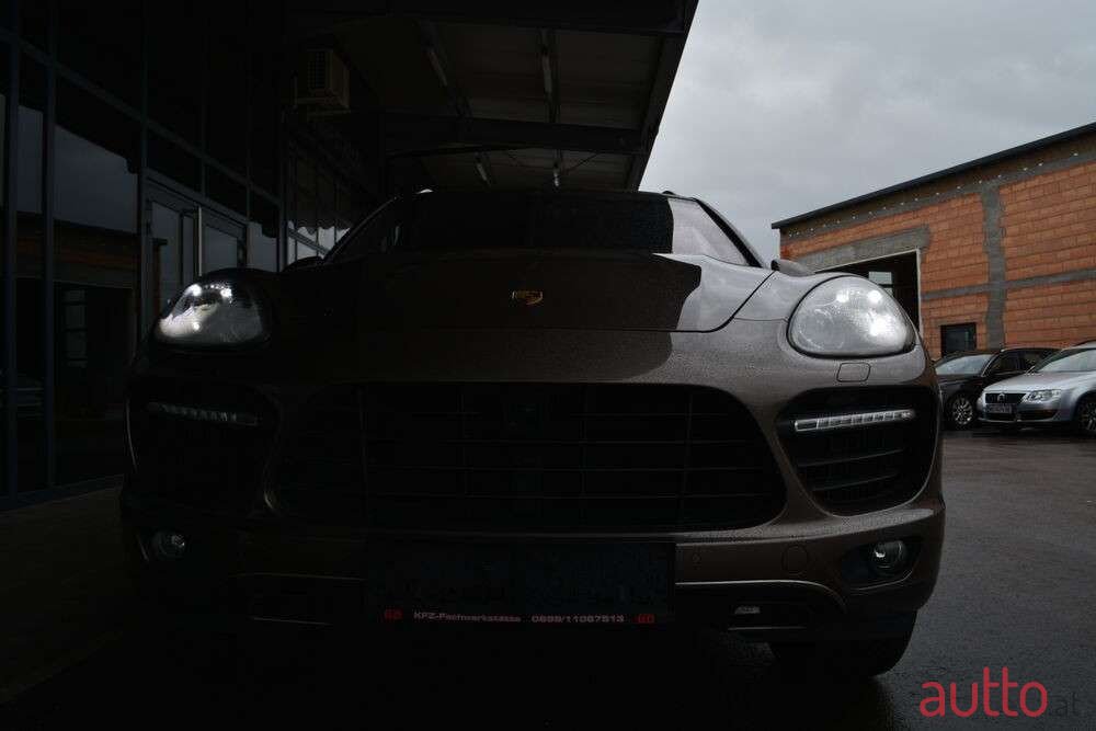 2010' Porsche Cayenne photo #3