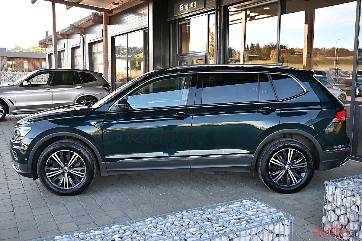 2020' Volkswagen Tiguan photo #2