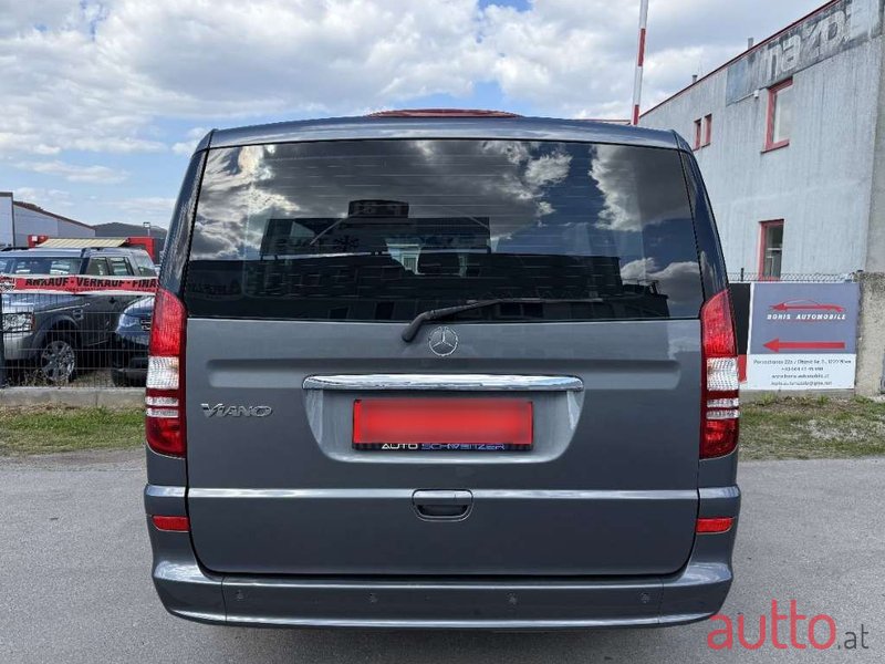 2011' Mercedes-Benz Viano photo #6
