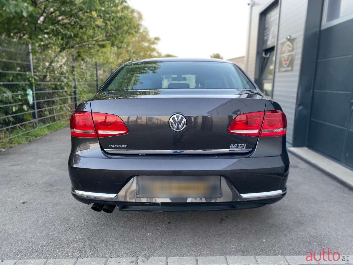 2011' Volkswagen Passat photo #5