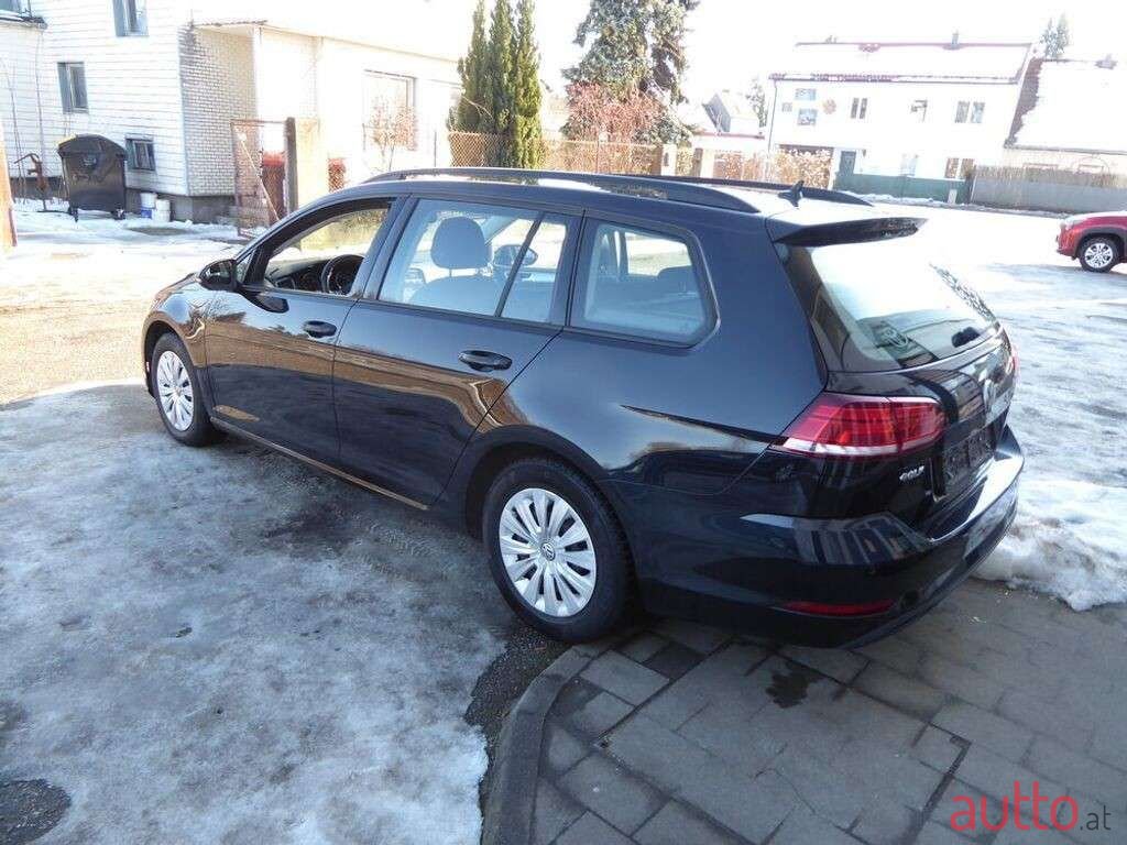 2020' Volkswagen Golf photo #3