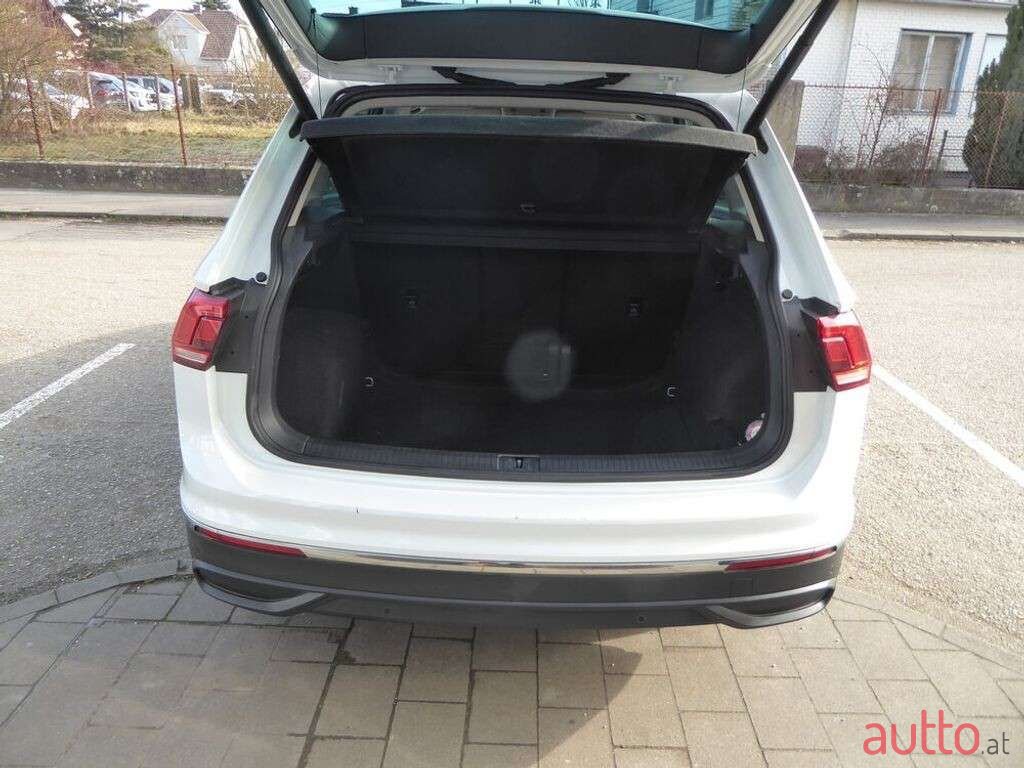 2020' Volkswagen Tiguan photo #4