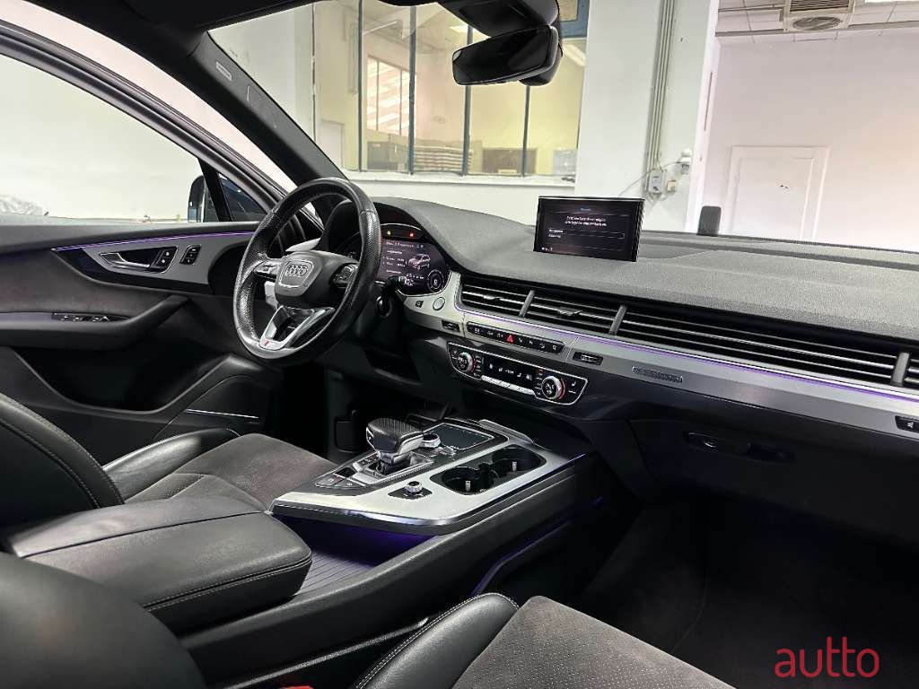 2016' Audi Q7 photo #6