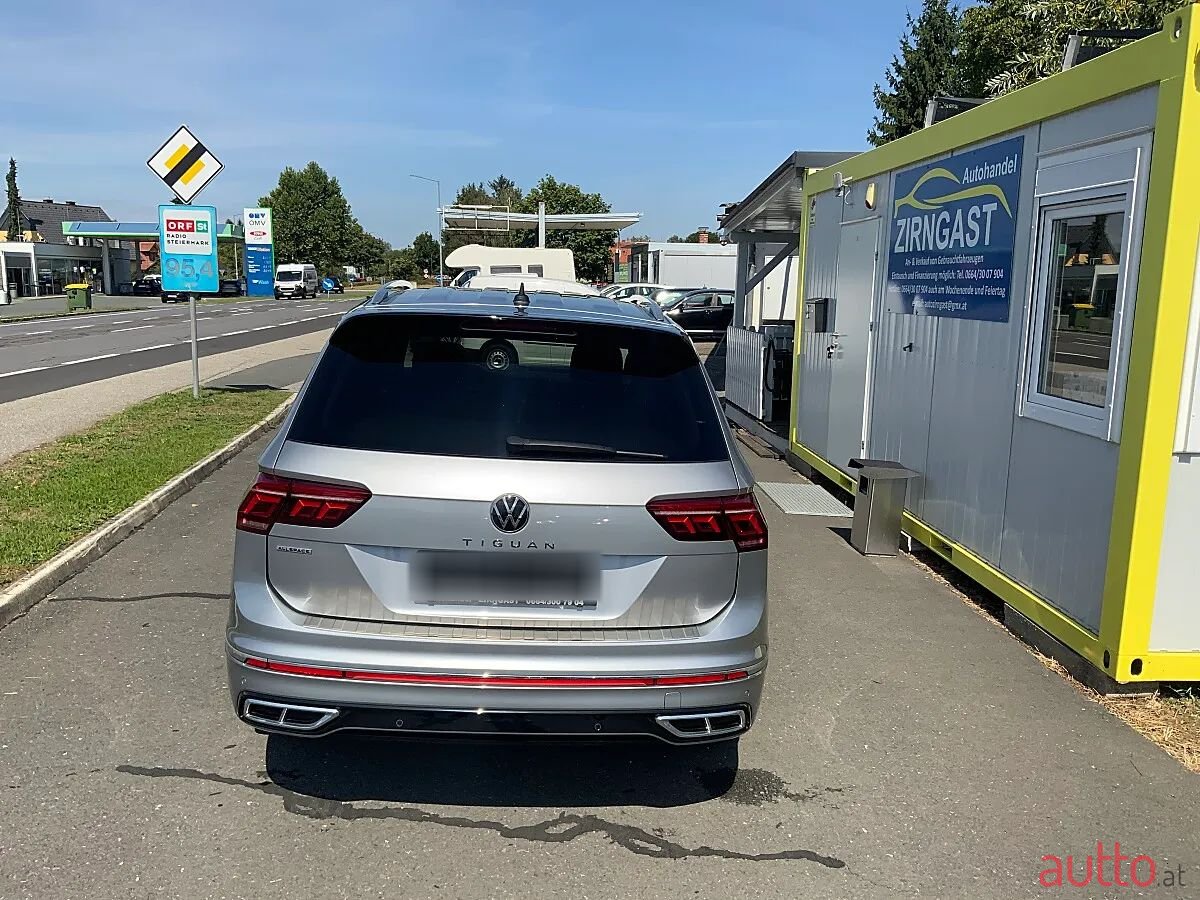 2022' Volkswagen Tiguan photo #6