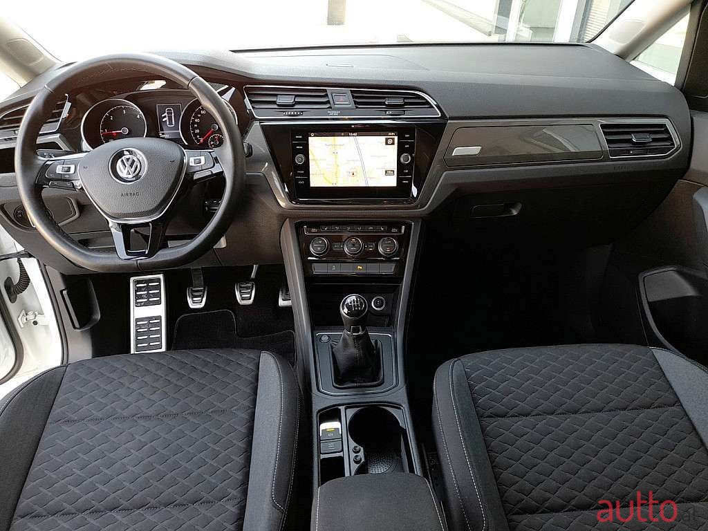 2019' Volkswagen Touran photo #3