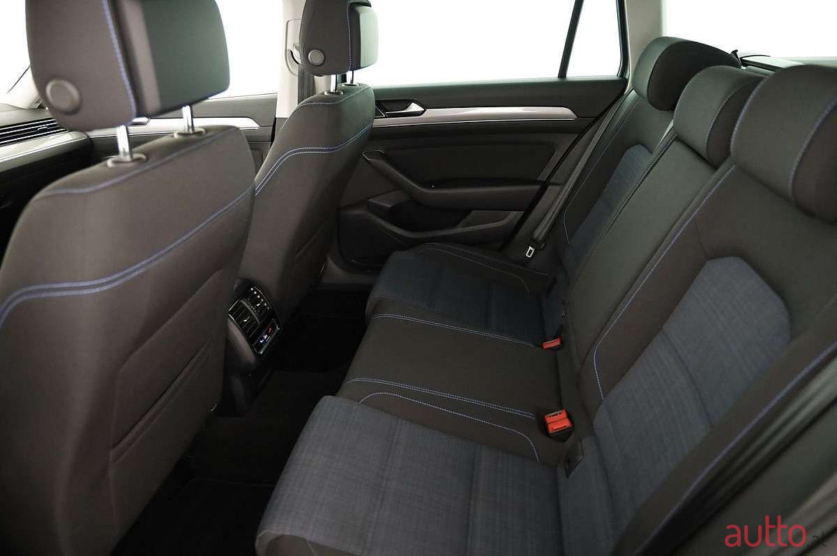 2021' Volkswagen Passat photo #4