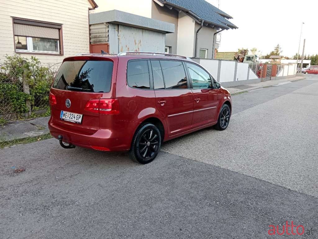 2011' Volkswagen Touran photo #3