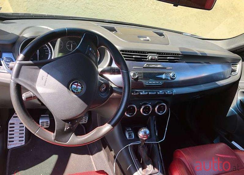 2012' Alfa Romeo Giulietta photo #1