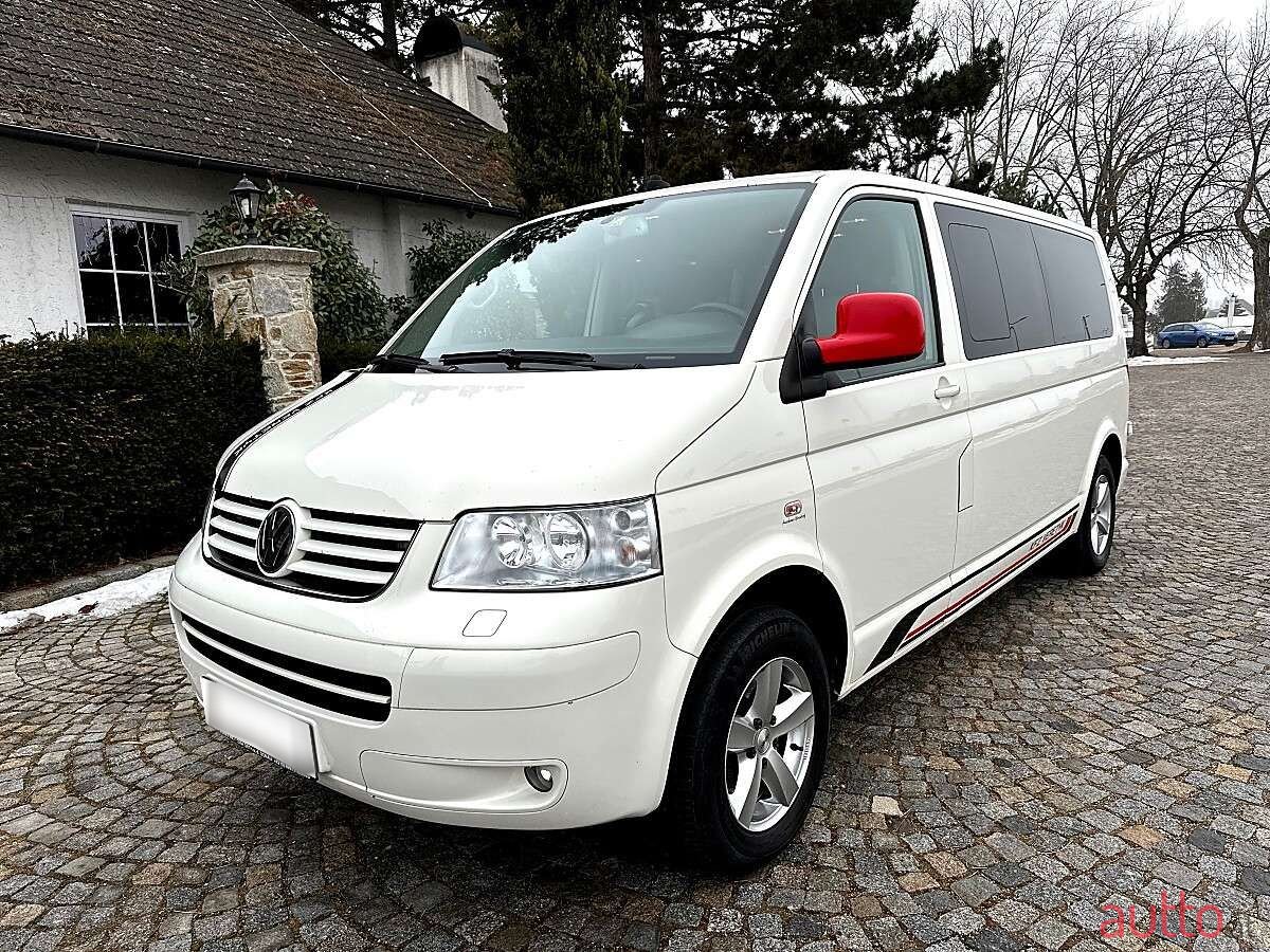 2009' Volkswagen Caravelle photo #1