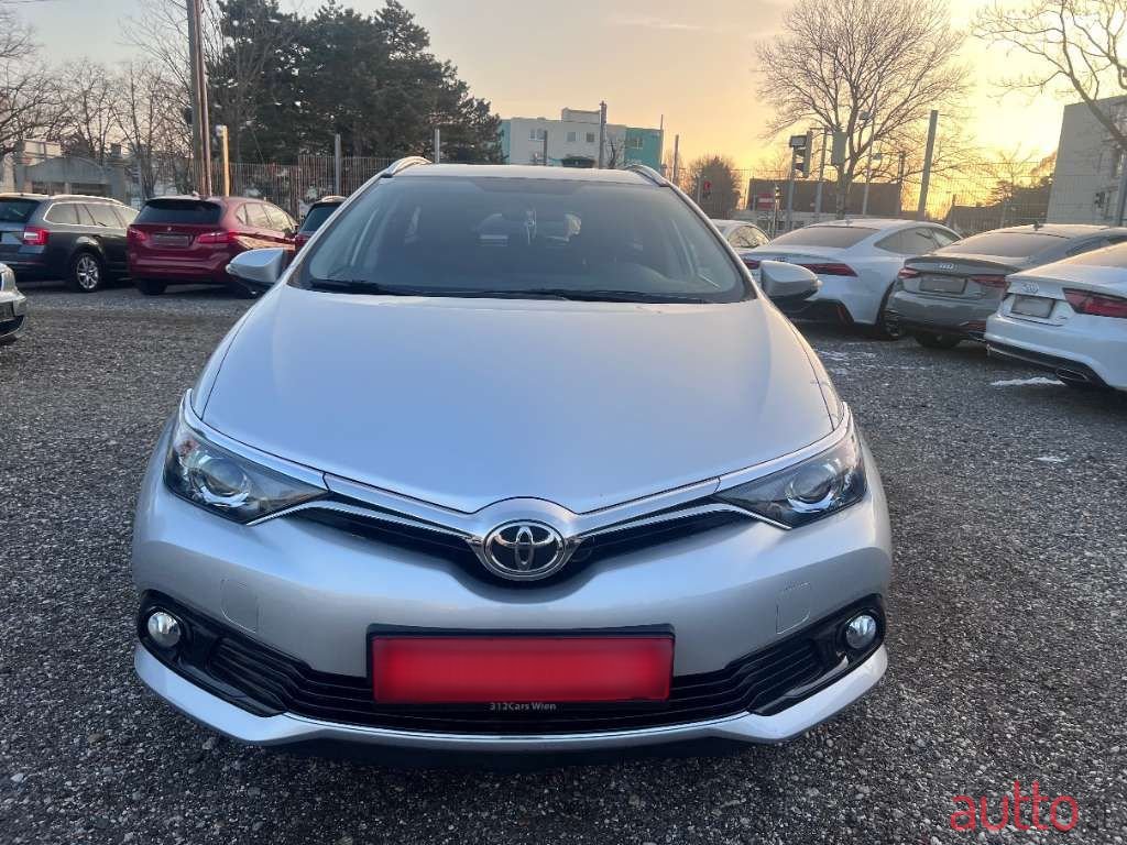 2015' Toyota Auris photo #2