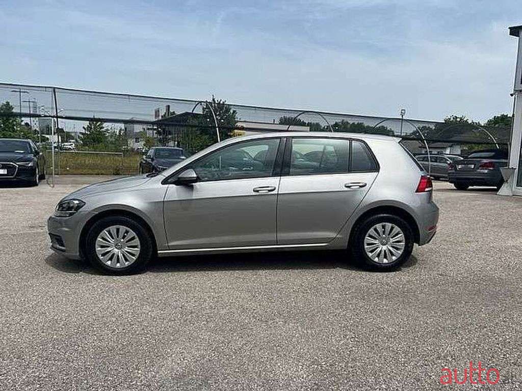 2019' Volkswagen Golf photo #2